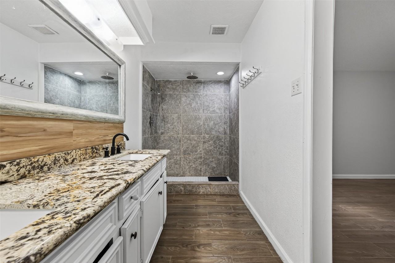 6102 Crakston St #6102 - Photo 7 of 44