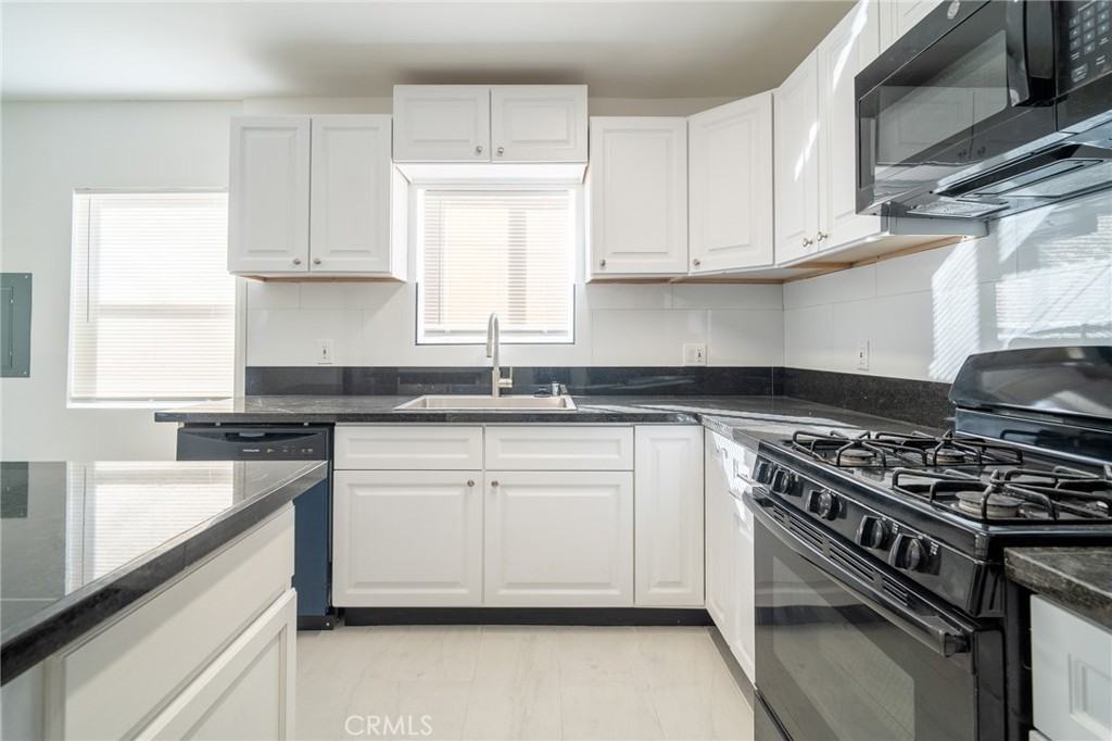 2370 Pine Ave #2370 - Photo 3 of 23