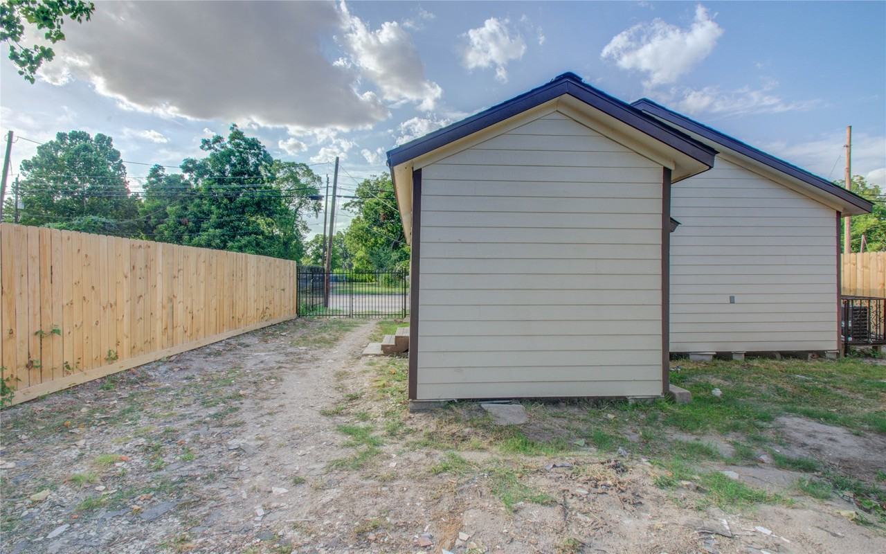 1051 W Little York Rd #1051 - Photo 2 of 48