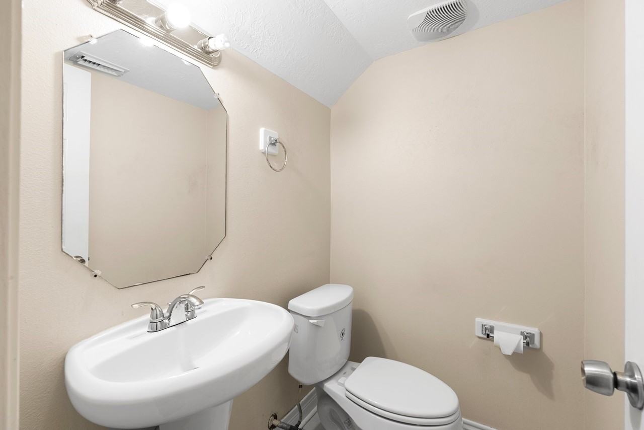 15718 Stroudwater Ln #15718 - Photo 4 of 39