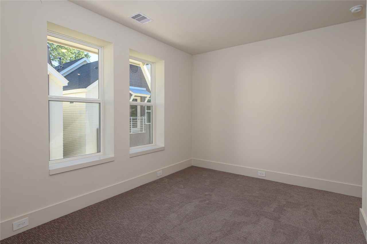 881 Rachel St #881B - Photo 4 of 30