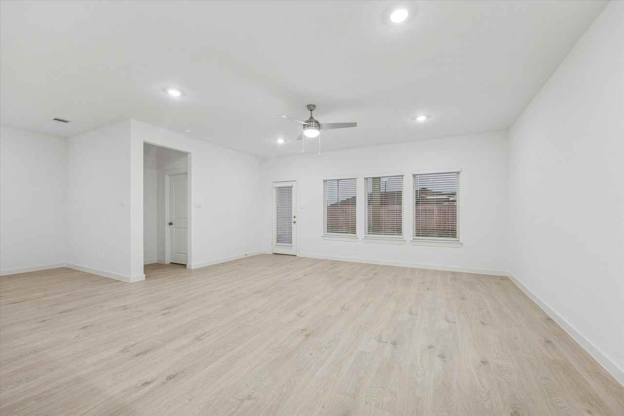 4127 Camden Lakes St #4127 - Photo 4 of 15