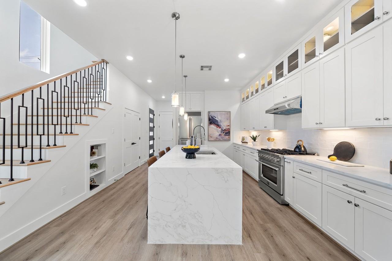 406 E 33rd St #406 - Photo 3 of 31