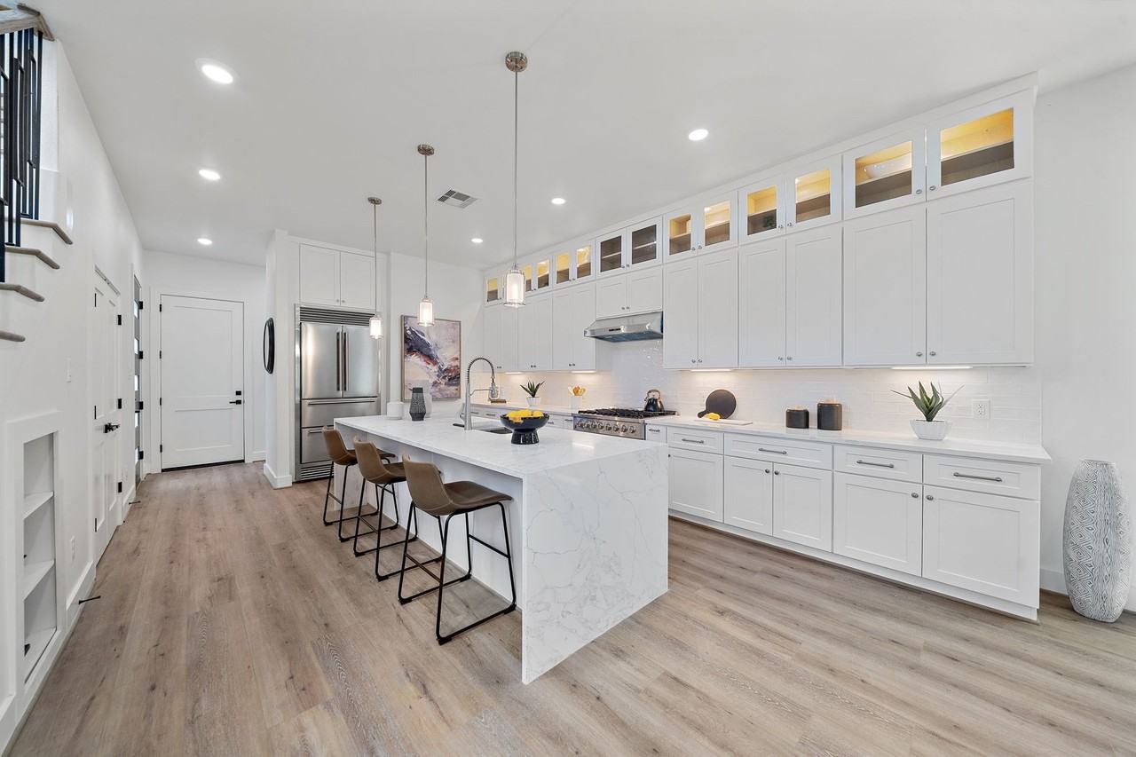 406 E 33rd St #406 - Photo 4 of 31