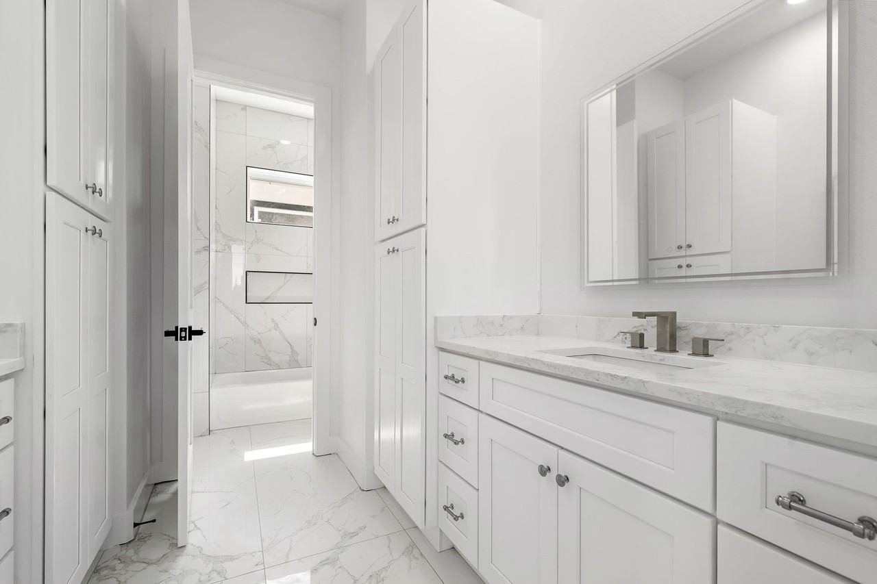 406 E 33rd St #406 - Photo 5 of 31