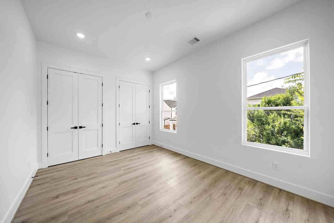 406 E 33rd St #406 - Photo 7 of 31