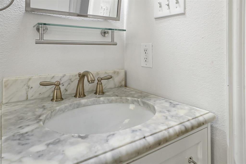 6222 Kenwood Ave #6222 - Photo 5 of 20