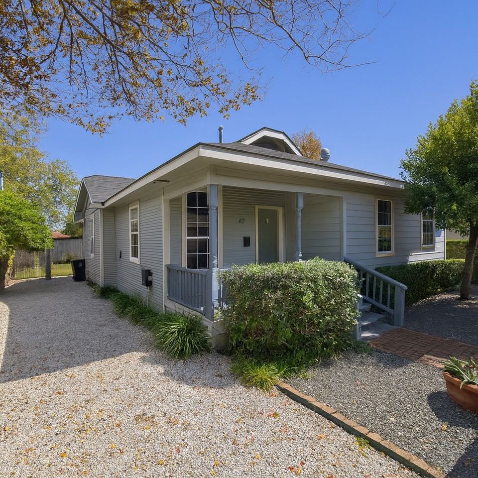 208 E 38th St #208 - Photo 2 of 22