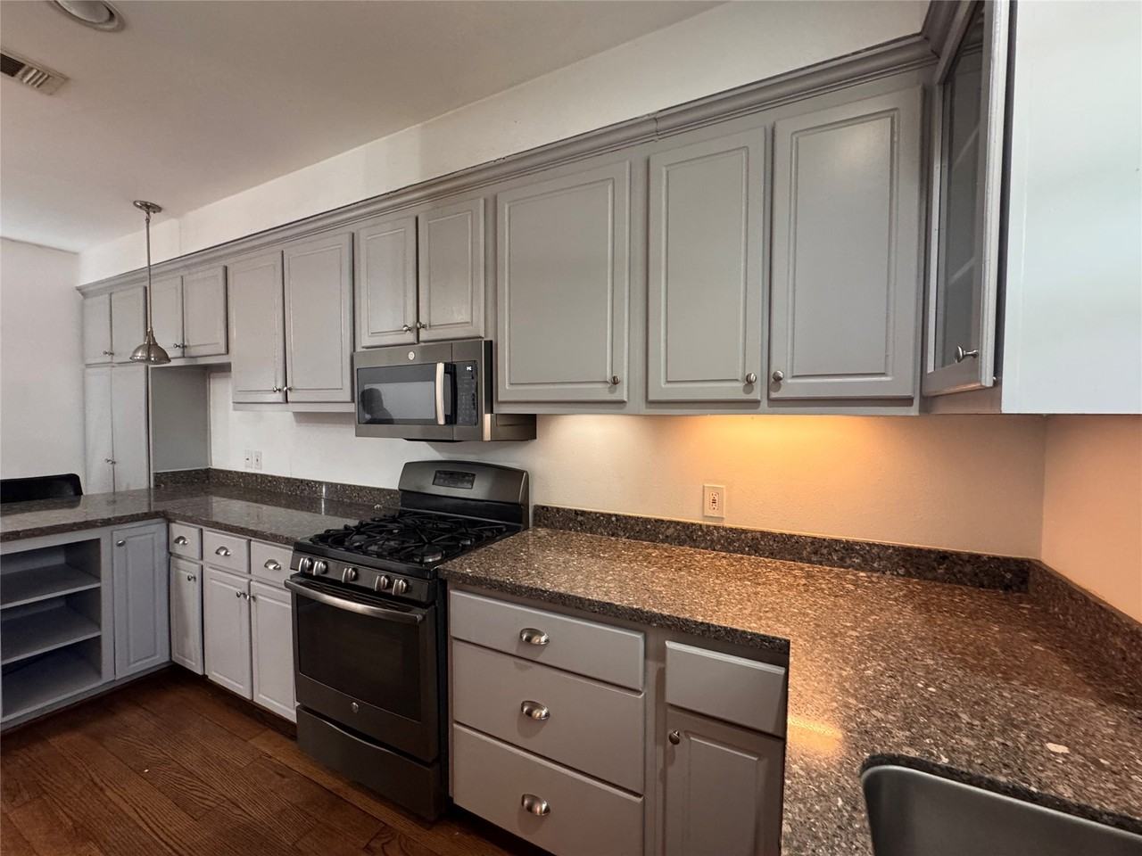 208 E 38th St #208 - Photo 6 of 22