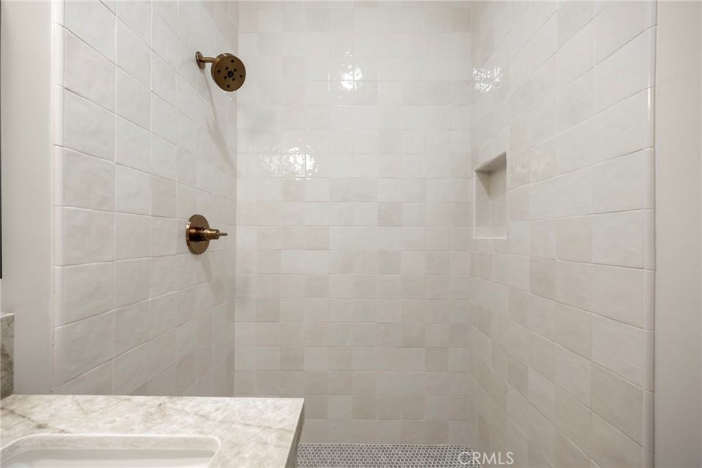 1822 E 2nd St #1822-11 - Photo 6 of 35