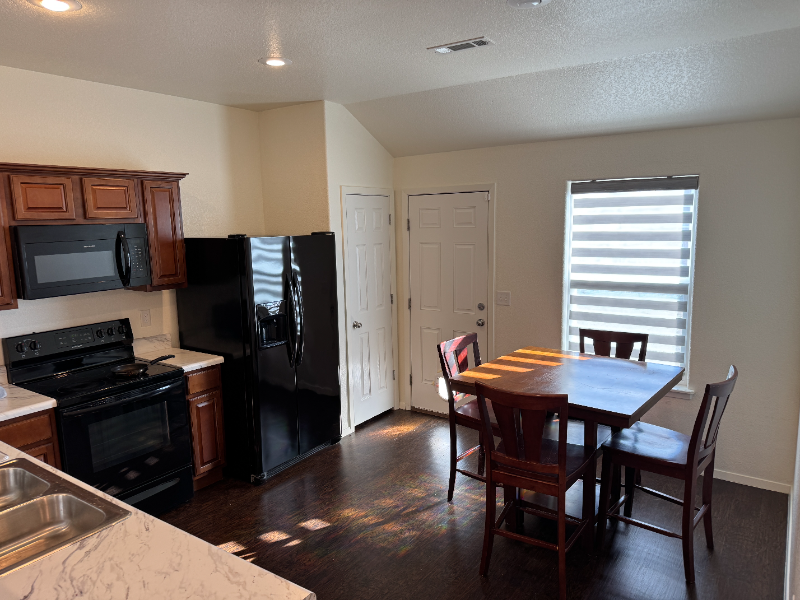 809 Nw 67th Ave - Photo 6 of 7