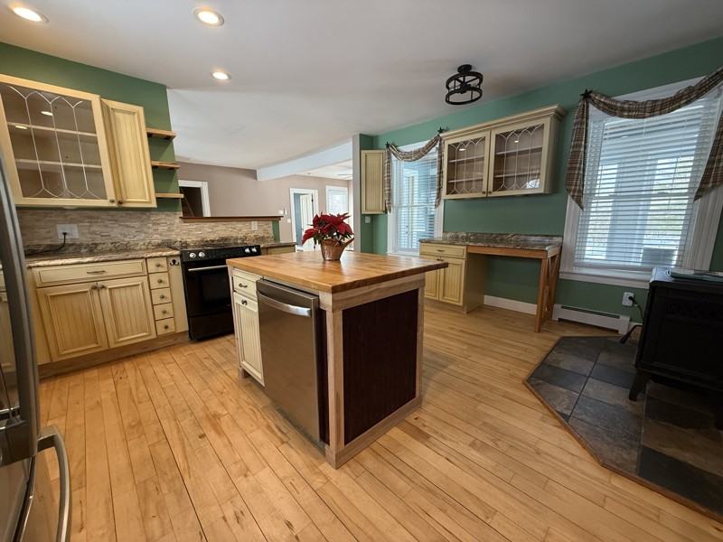 672 Lisbon St - Photo 3 of 22