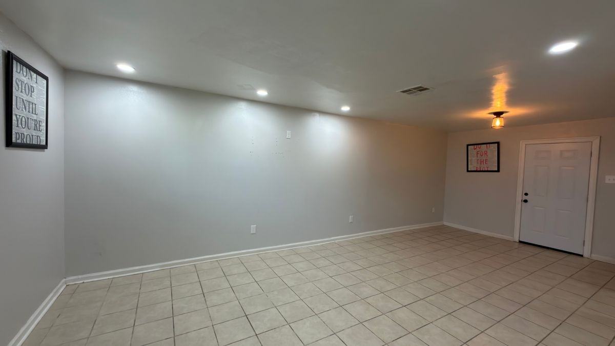 7042 Yorktown Dr - Photo 2 of 6