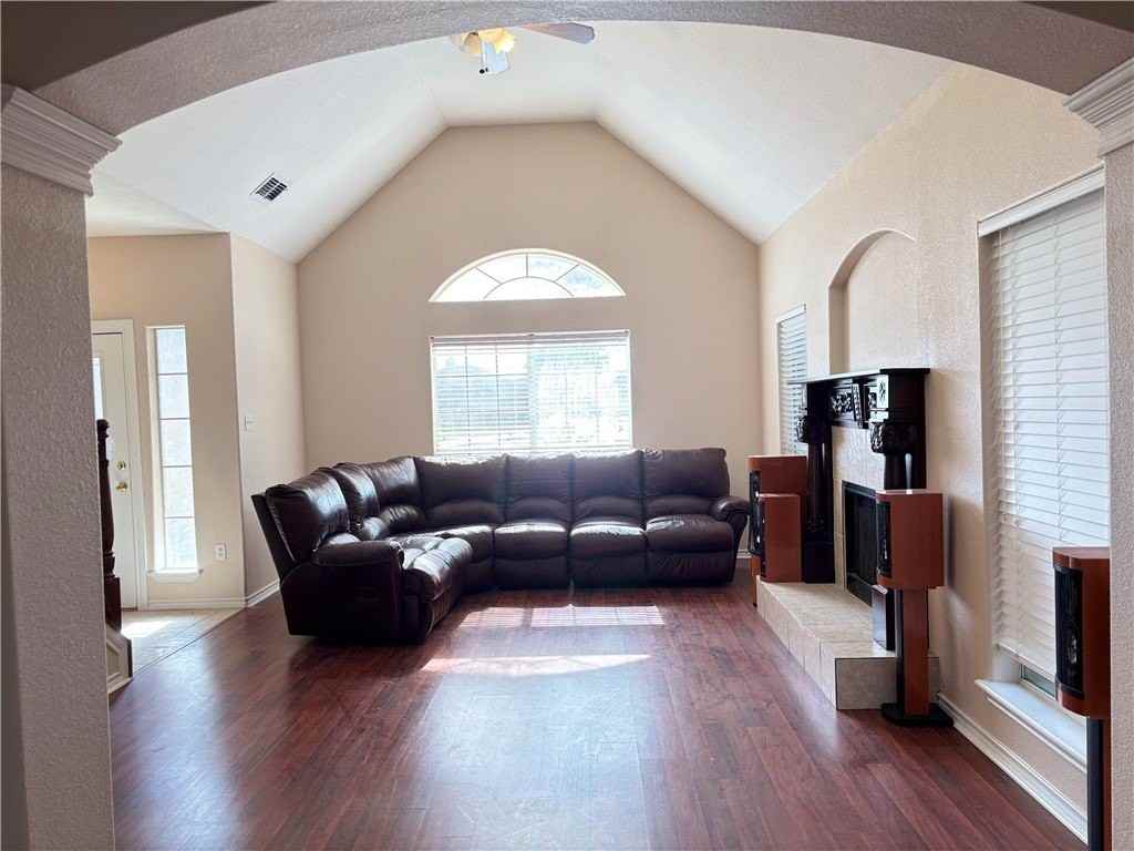 3202 Bordeaux Dr - Photo 3 of 31