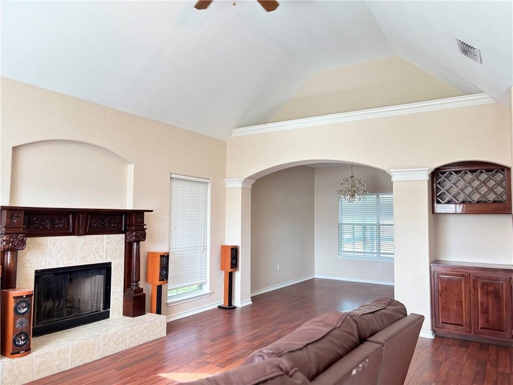 3202 Bordeaux Dr - Photo 4 of 31