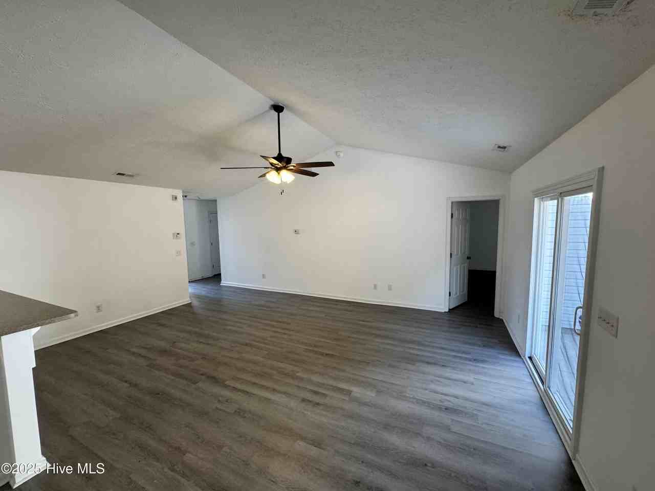 103 Jasmine Ln - Photo 4 of 21