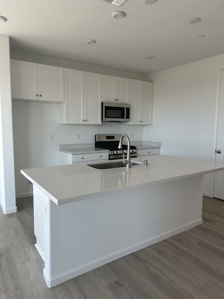 2097 Quartz Cove Way - Photo 2 of 18