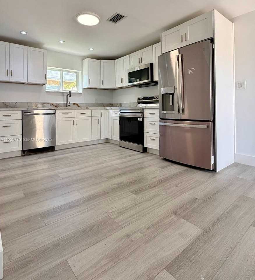 716 Ne 7th St #B - Photo 2 of 33