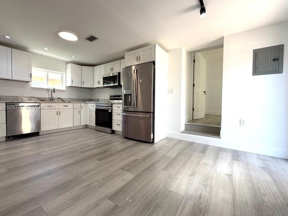 716 Ne 7th St #B - Photo 3 of 33