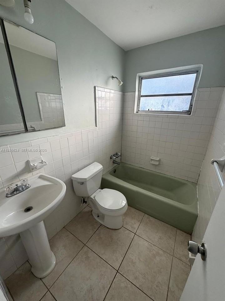 1945 Nw 29th St #A7 - Photo 7 of 16