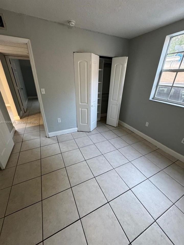 652 Nw 3rd St #104 - Photo 4 of 15