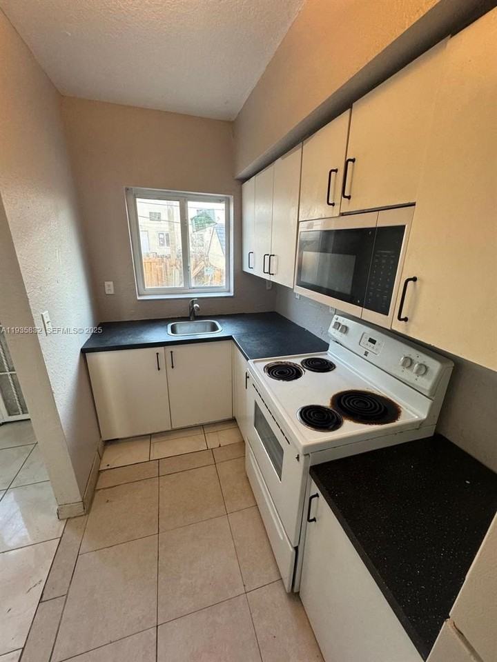 8407 Nw 5th Ave #8407 - Photo 3 of 20