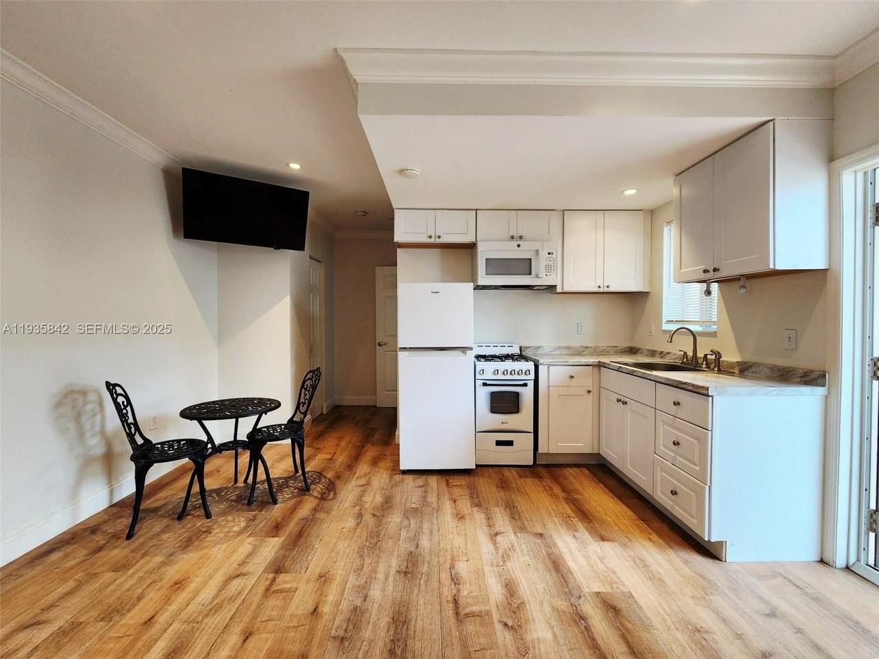 320 New York St #1 - Photo 3 of 10