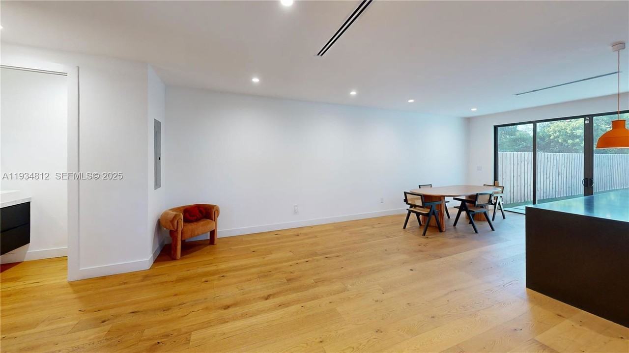 353 Nw 50th St - Photo 5 of 8