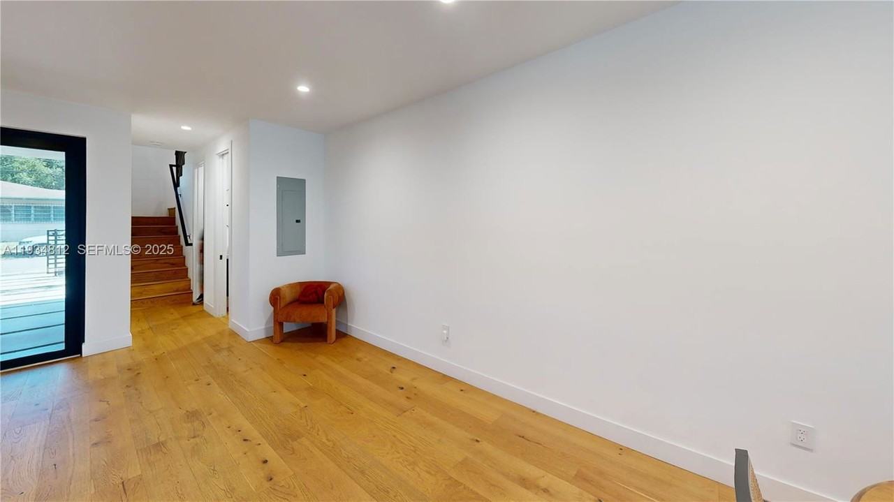 353 Nw 50th St - Photo 7 of 8