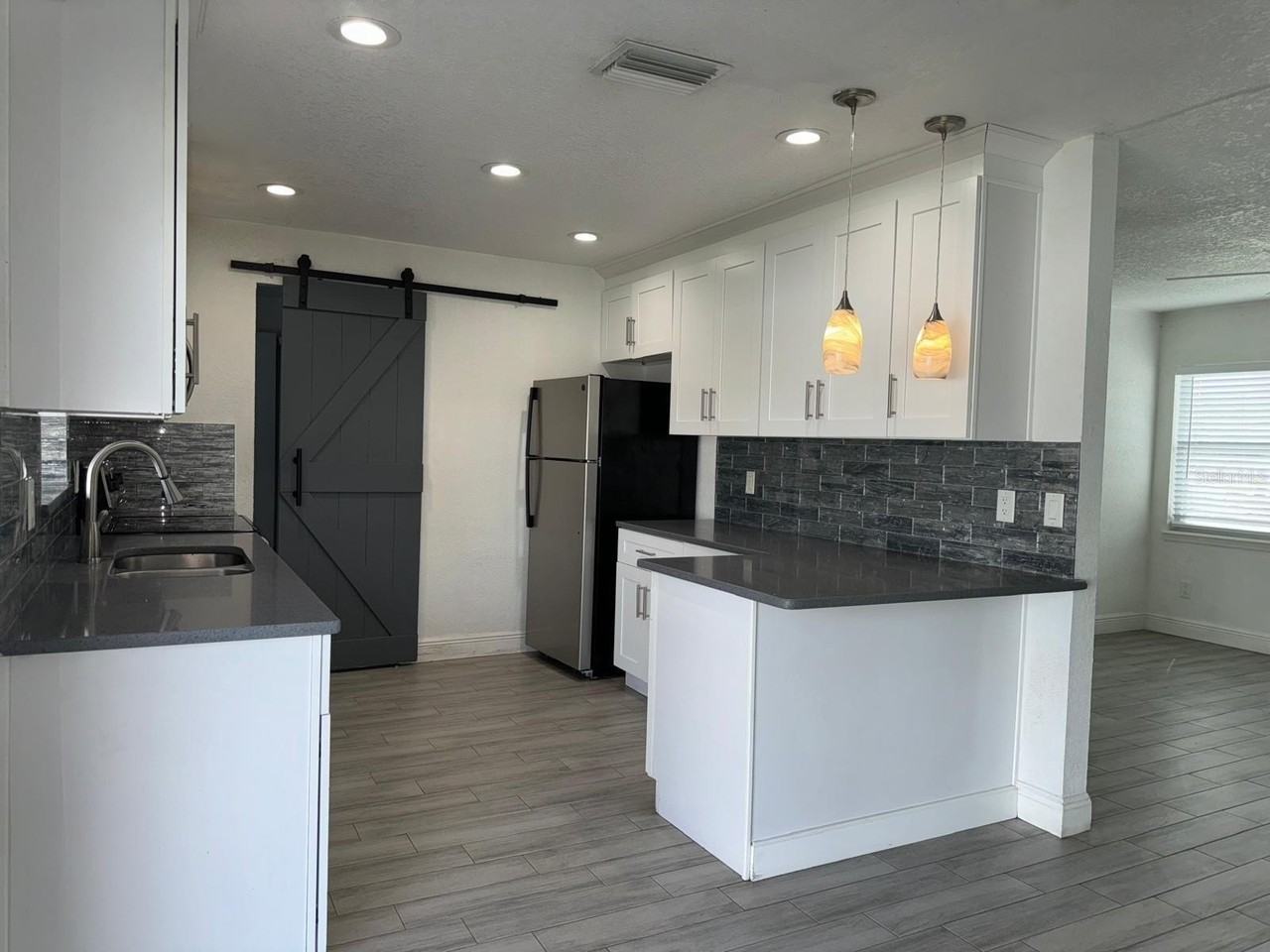 1119 Nana Ave - Photo 4 of 15