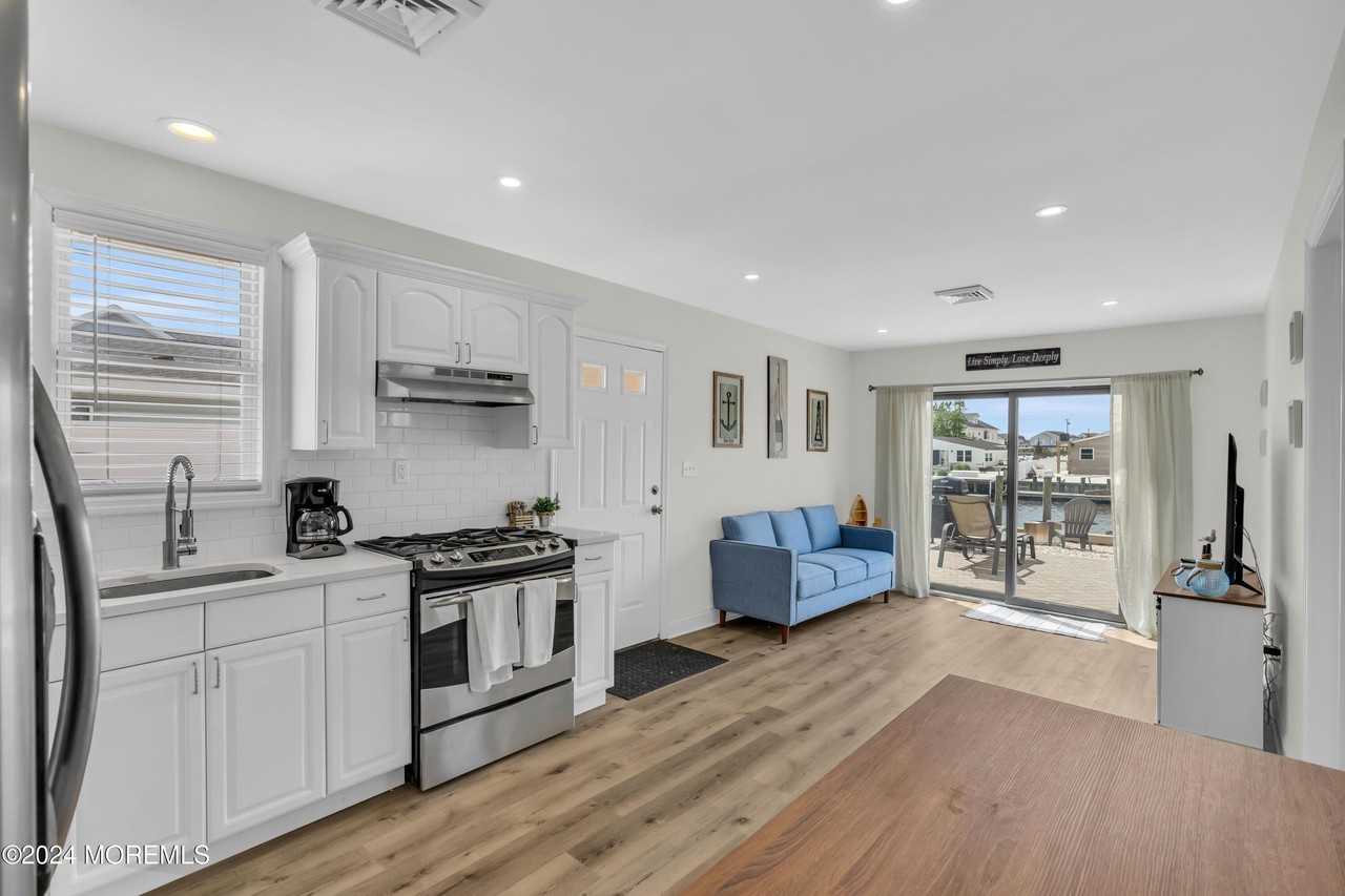 26 S Spinnaker Dr - Photo 3 of 23