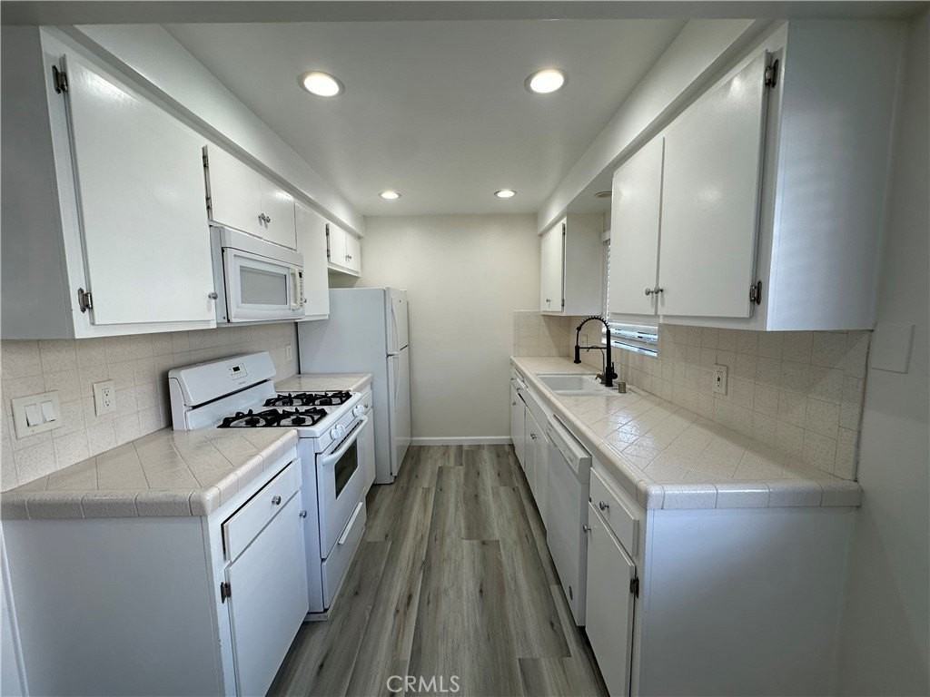 10612 Parrot Ave - Photo 7 of 21