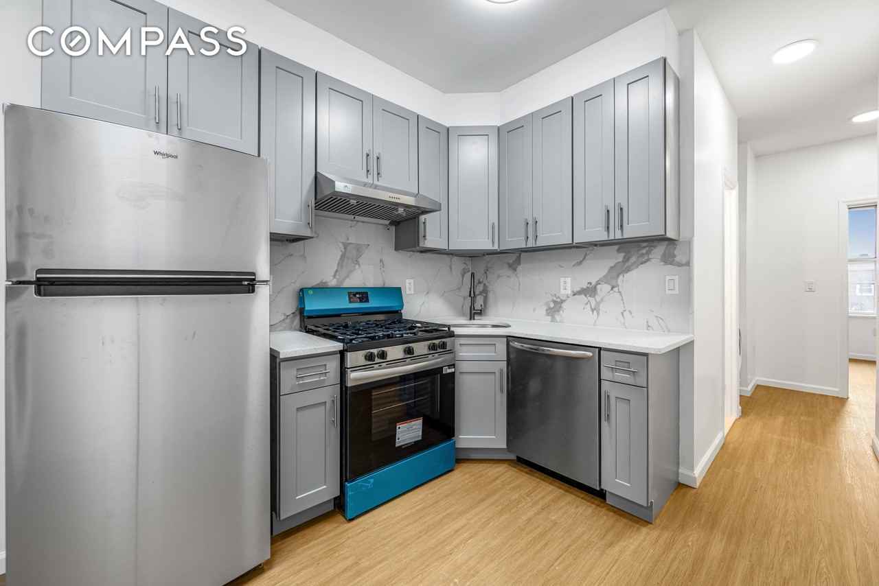 141 23rd St #3L - Photo 2 of 9