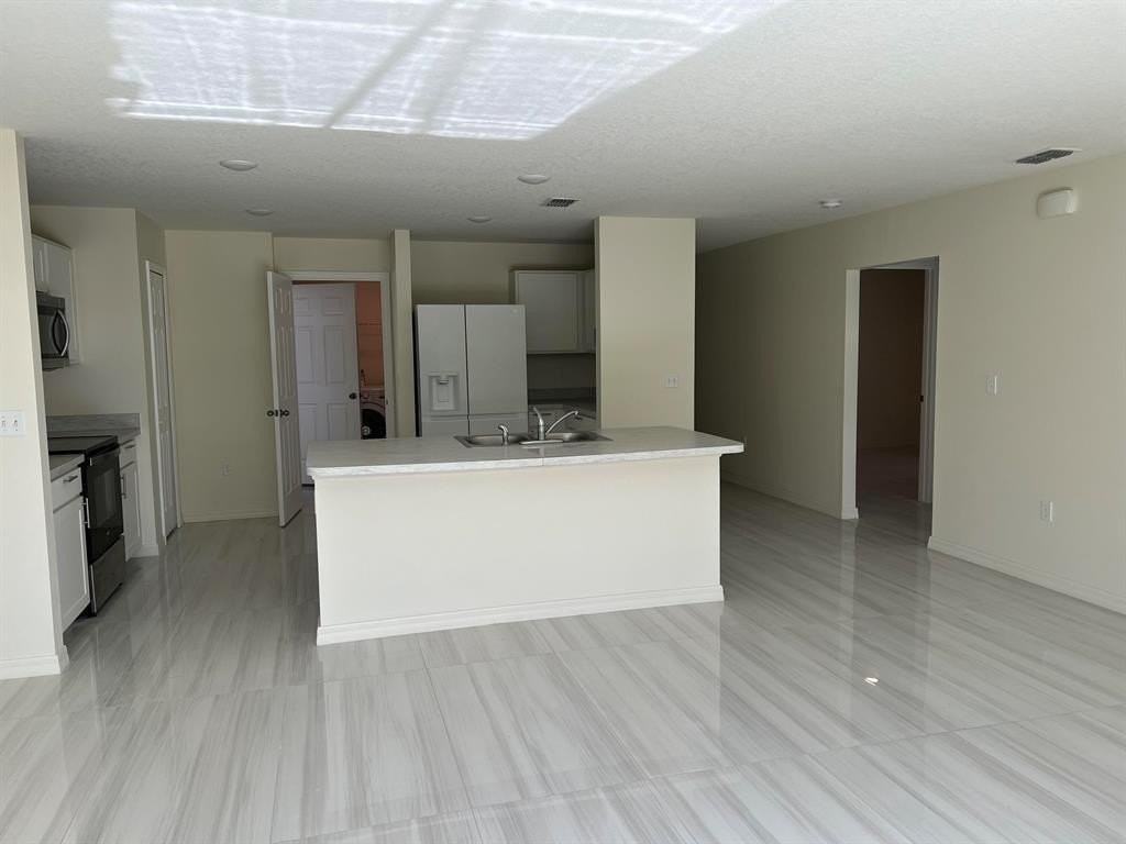 1714 Sw Haylake Ave - Photo 4 of 20