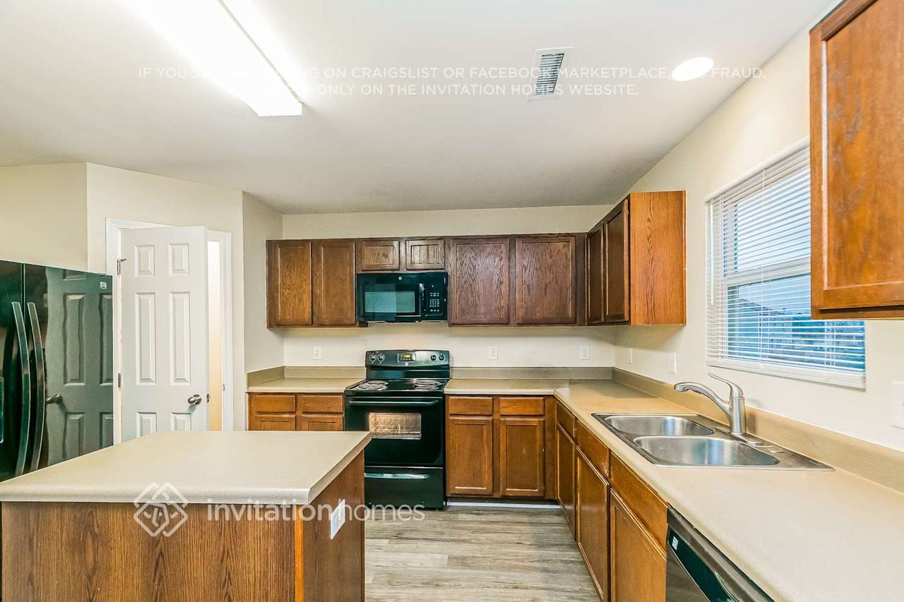 120 Woodcreek Ln - Photo 7 of 19