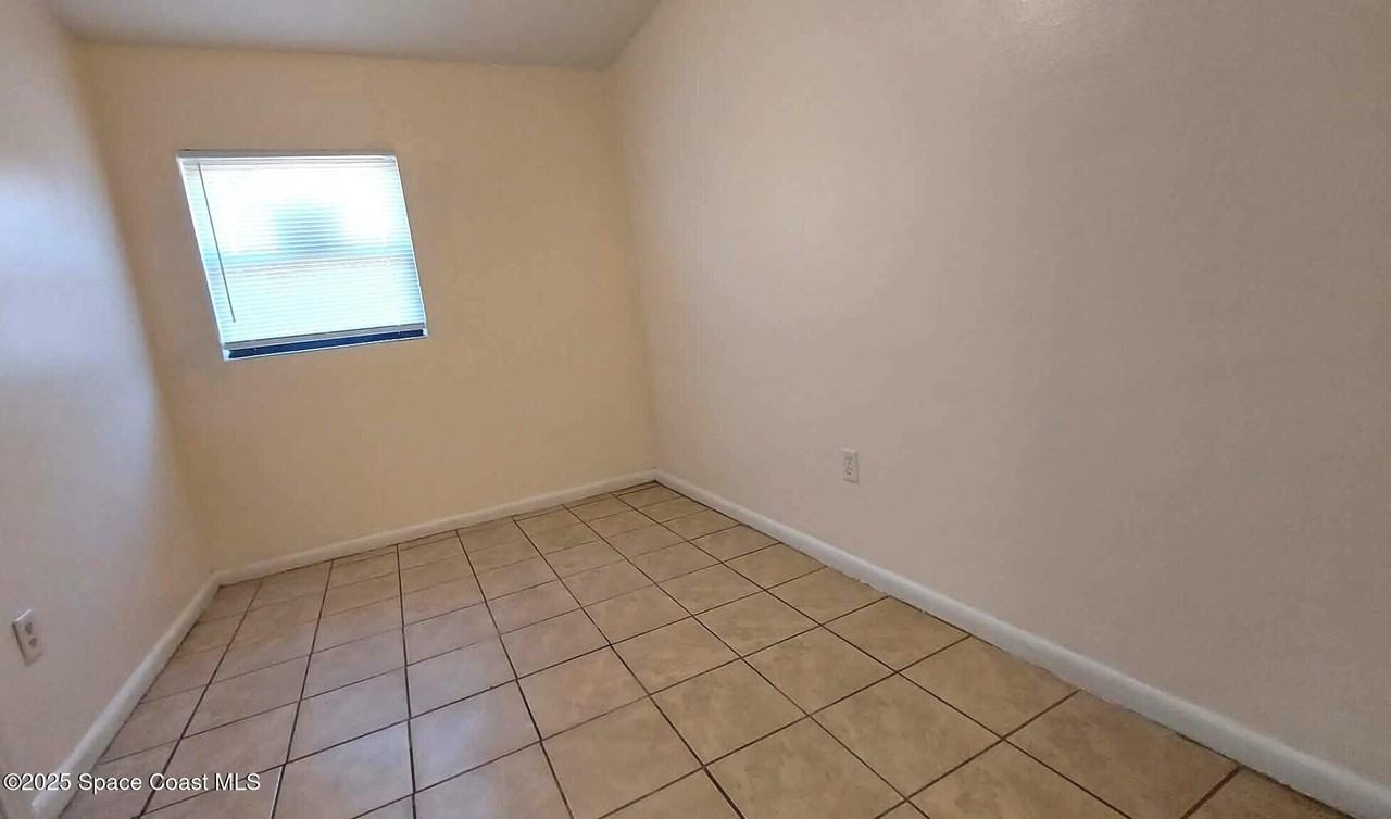 419 N Fiske Blvd - Photo 5 of 7