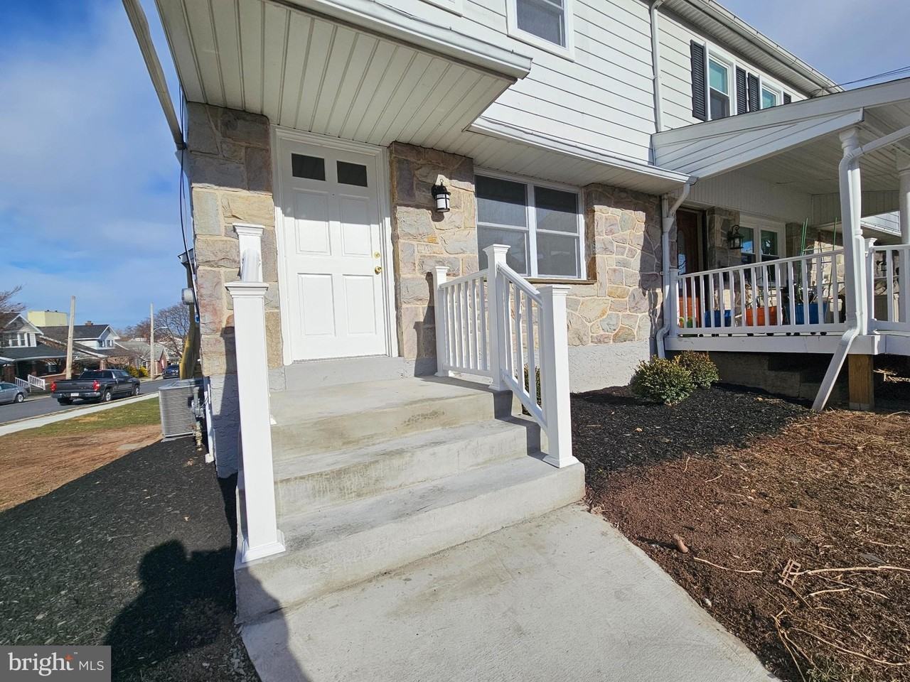 301 E 4th St - Photo 4 of 21