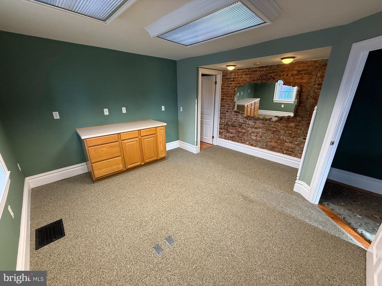 405 Bridge St - Photo 4 of 19