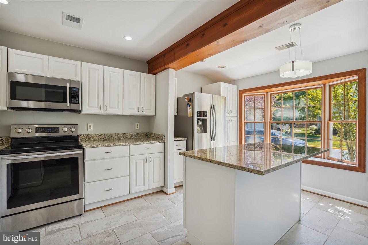 13508 Coates Ln - Photo 4 of 37