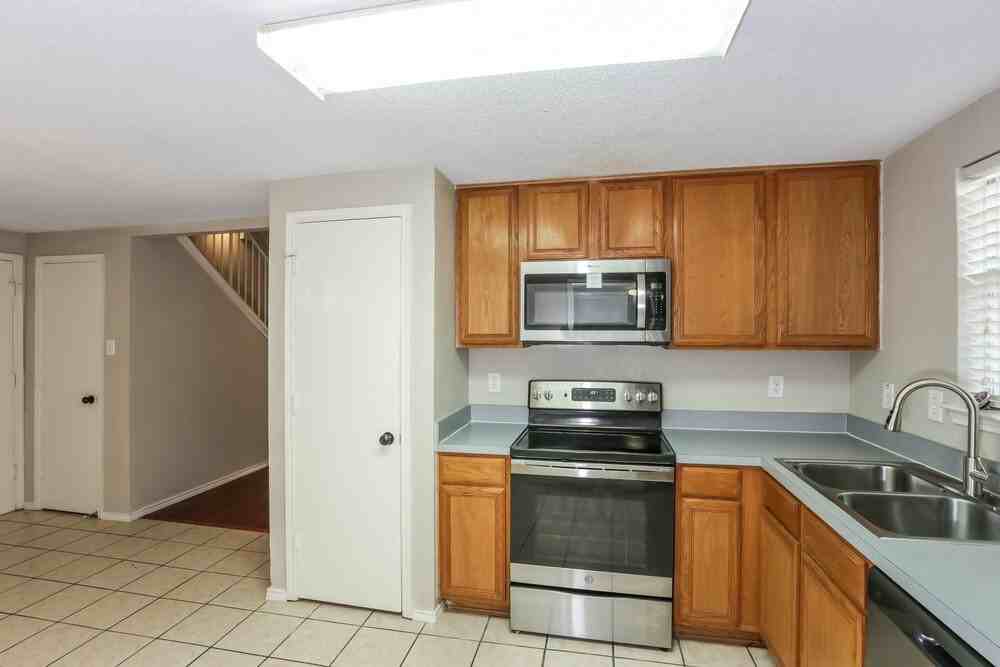 401 Meadow St - Photo 7 of 17