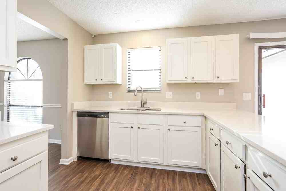 1464 Rose Hill Dr W - Photo 7 of 16