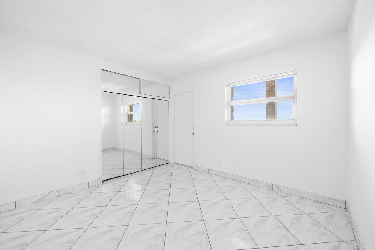 1069 Hillsboro Mile #0507 - Photo 7 of 30