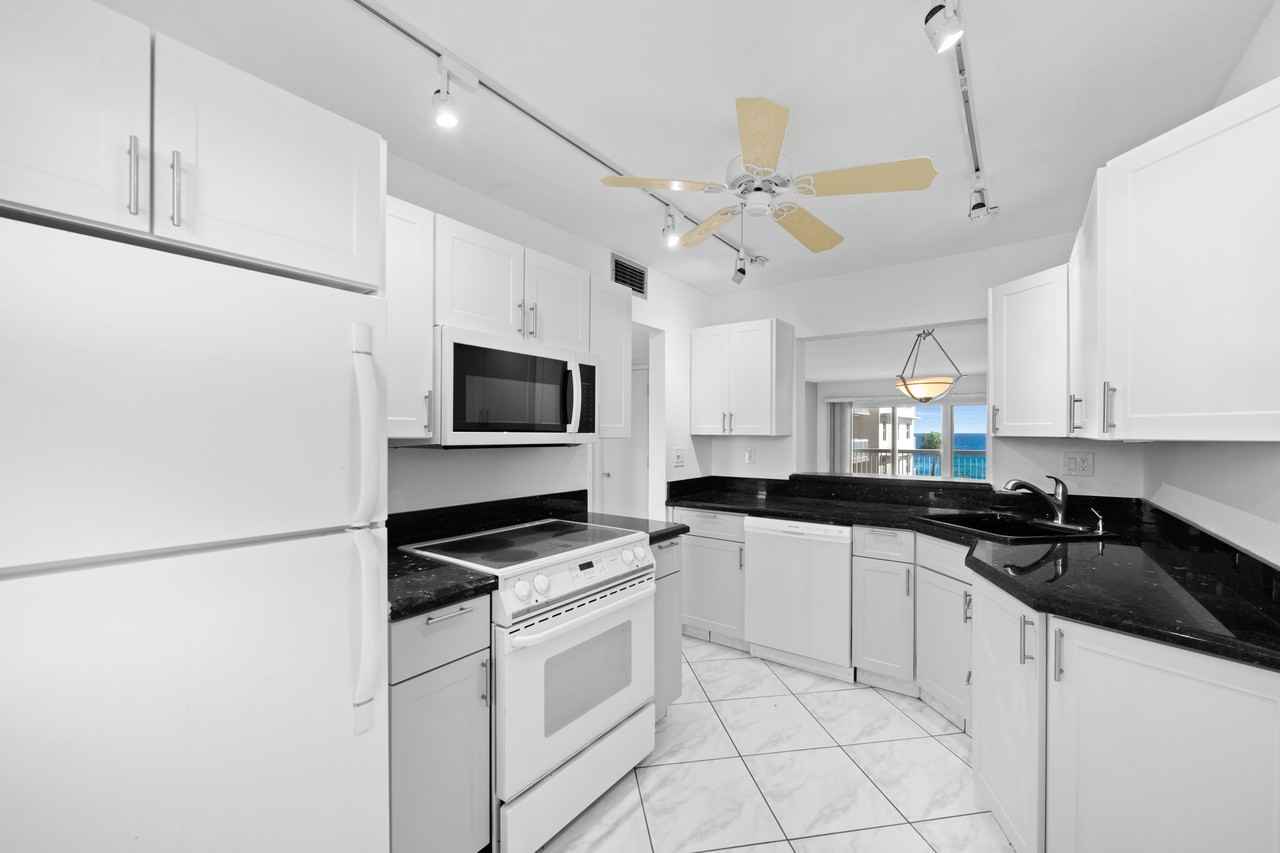 1069 Hillsboro Mile #0507 - Photo 5 of 30