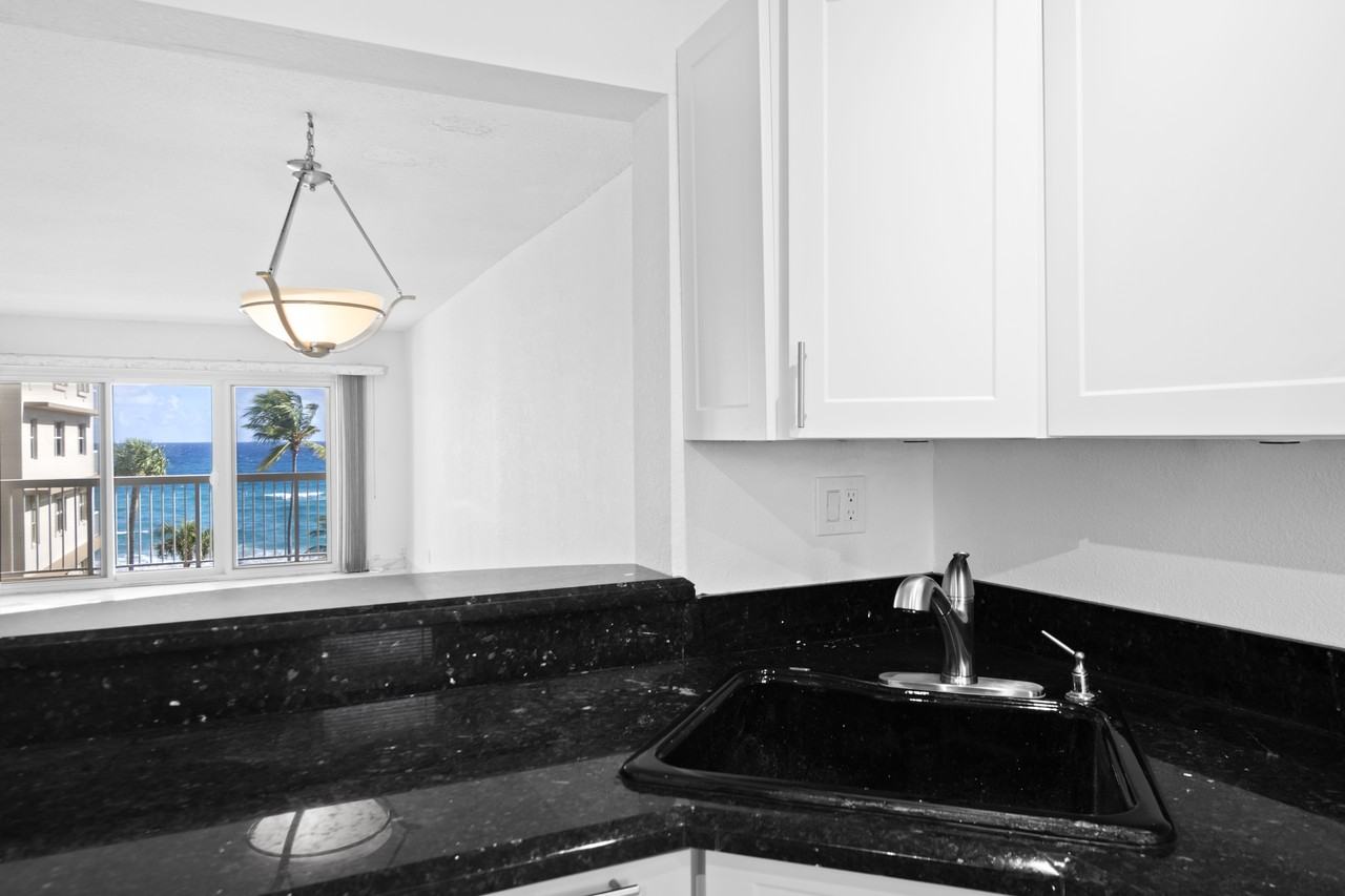 1069 Hillsboro Mile #0507 - Photo 3 of 30