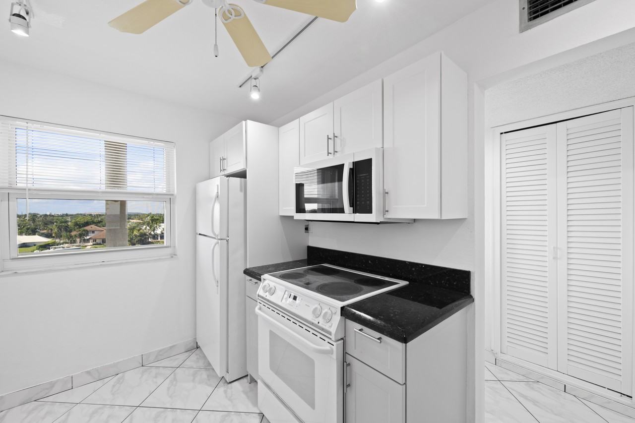 1069 Hillsboro Mile #0507 - Photo 4 of 30