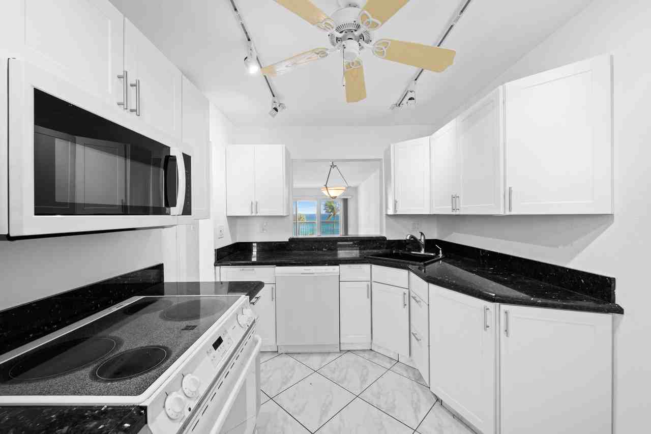 1069 Hillsboro Mile #0507 - Photo 2 of 30