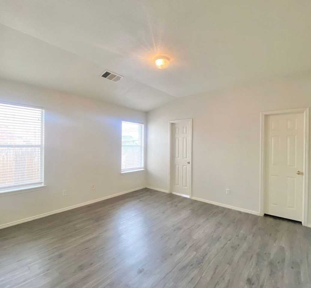 1501 Darjeeling Dr - Photo 6 of 20