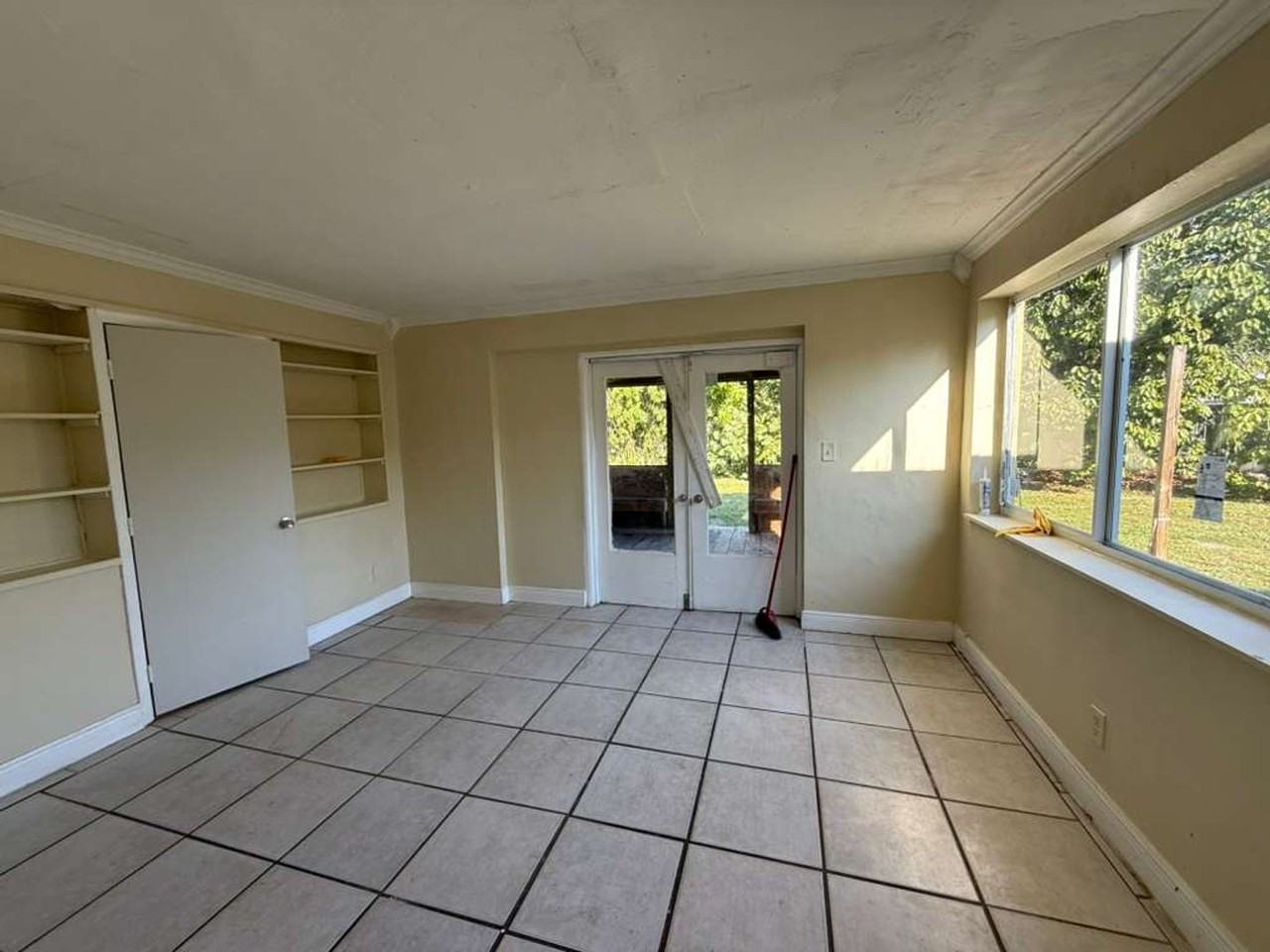 1001 Nw 11th Ct - Photo 5 of 12