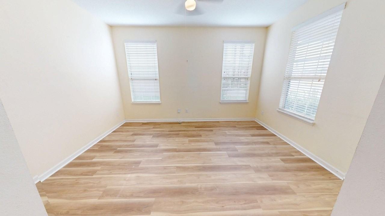 15707 Lexington Park Blvd - Photo 5 of 43