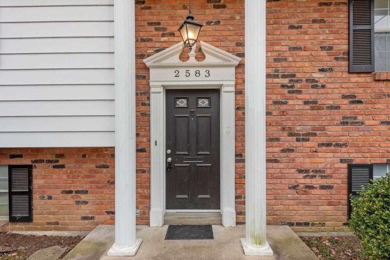 2583 Fleetwood Ave - Photo 2 of 50